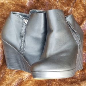 🐝Torrid wedge booties zip 10w